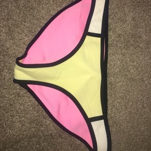 TRIANGL BOTTOM SWIMSUIT!